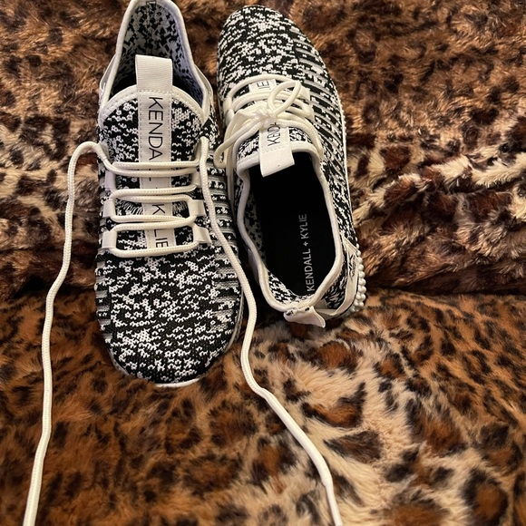 Kendall and Kylie workout sneakers - Picture 2 of 8